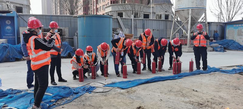 河南景鸿建设有限公司在嘉祥名郡五期建设项目现场，举行消防演习